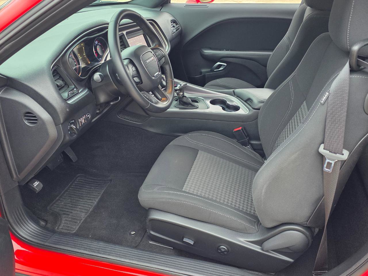 Used 2019 Dodge Challenger SXT image 6
