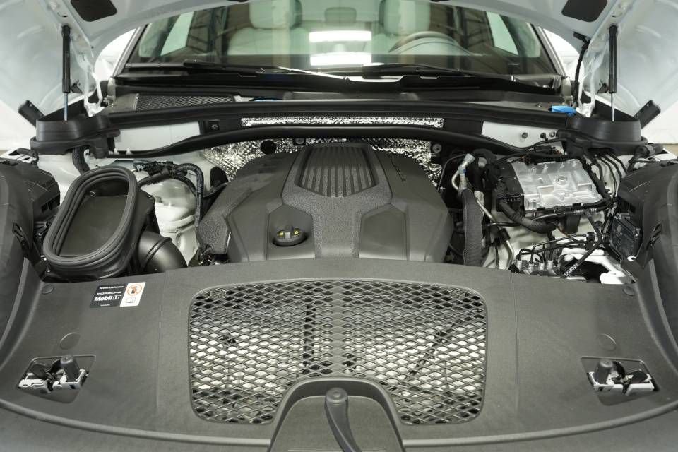 Certified 2026 Porsche Macan AWD/4WD image 30