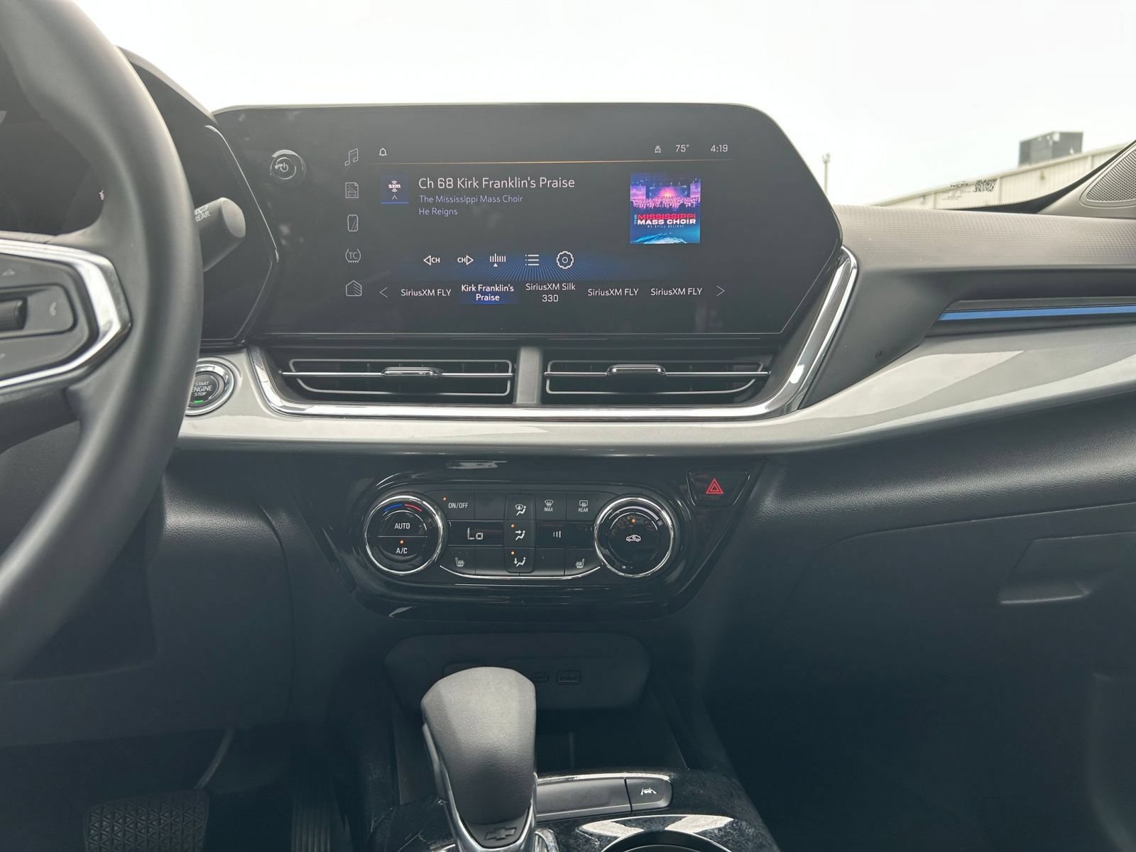 Used 2025 Chevrolet Trax LT w/ LT Convenience Package FWD image 17