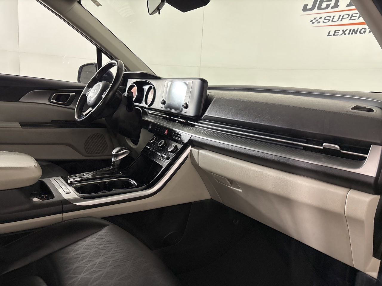 Used 2023 Kia Carnival LX image 25