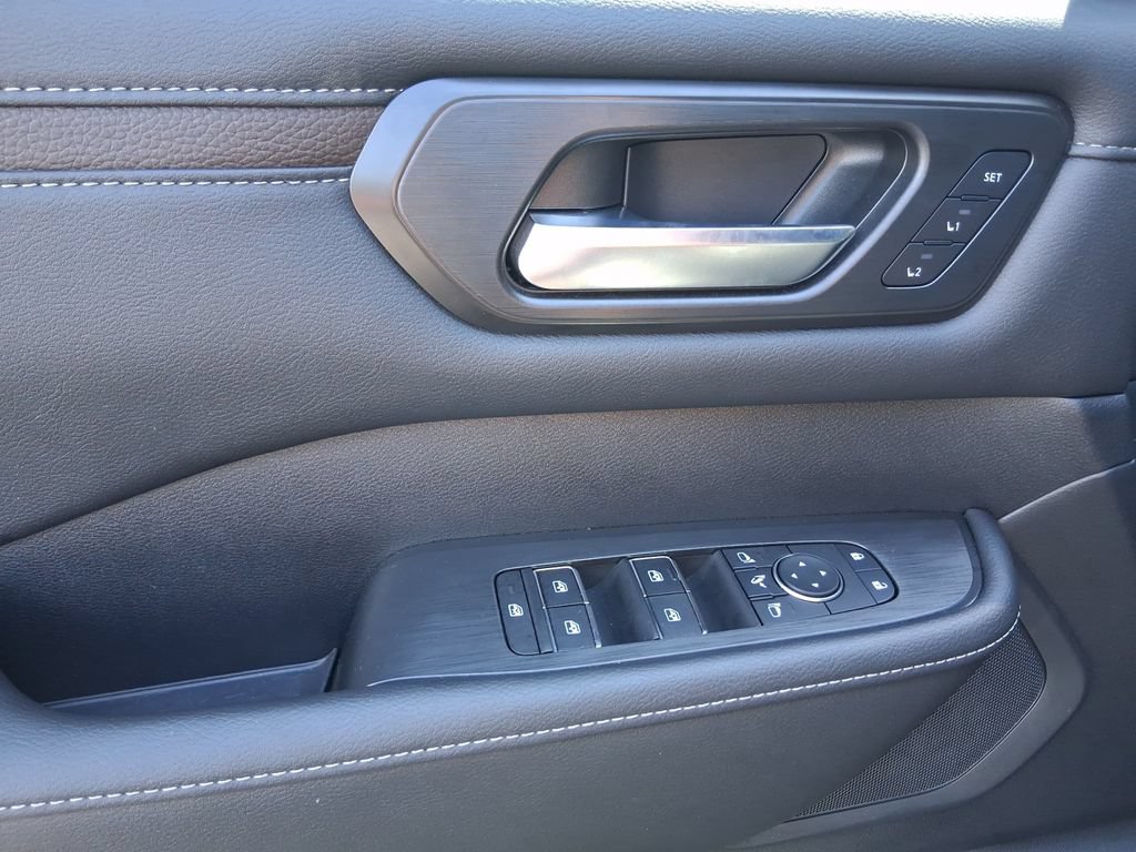 Used 2026 Nissan Armada SL w/ Captain's Chari Seat Package RWD image 14