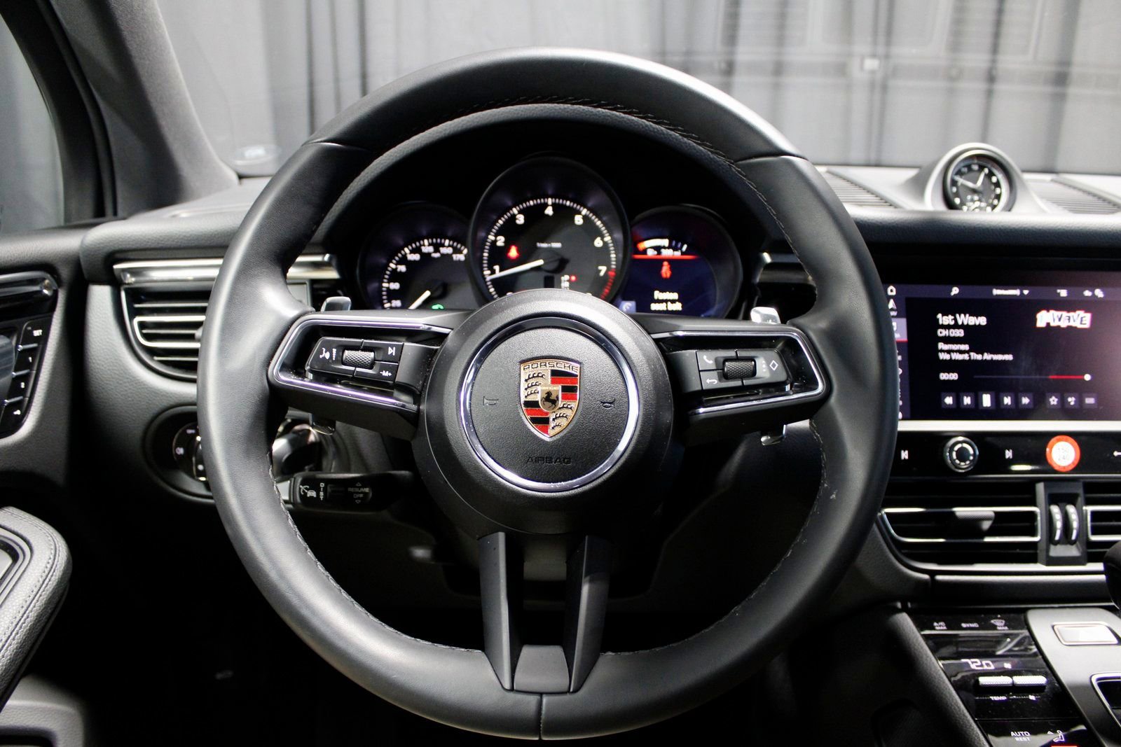 Certified 2025 Porsche Macan image 27