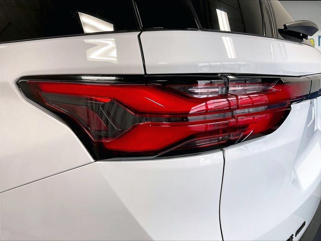Used 2023 Chevrolet Traverse RS AWD/4WD image 35