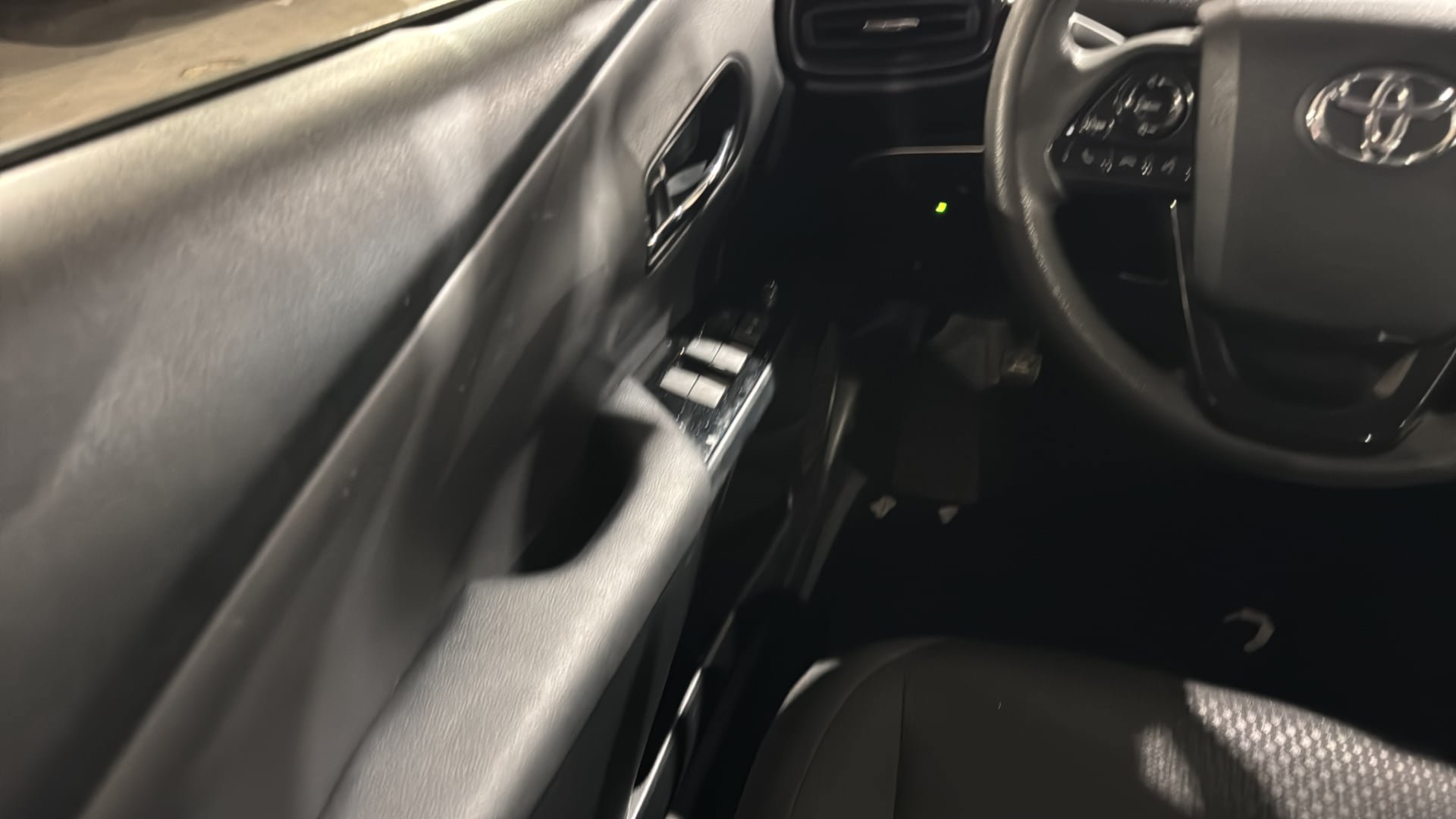 Used 2019 Toyota Prius LE w/ Preferred Accessory Package FWD image 19
