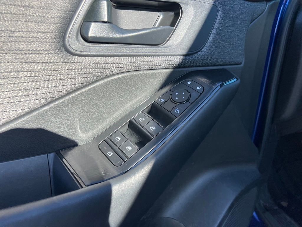 Used 2023 Nissan Rogue S image 15