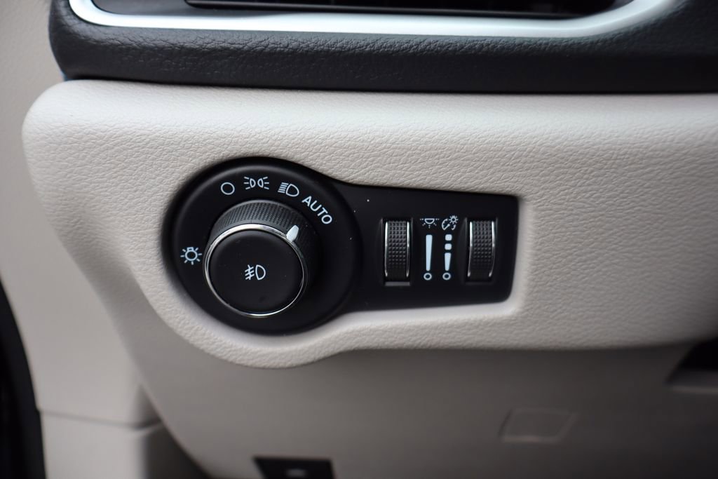 Used 2021 Chrysler Pacifica Touring-L w/ Uconnect Theater Family Group image 13