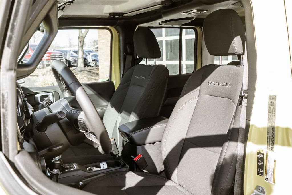 Used 2023 Jeep Wrangler Unlimited Sahara AWD/4WD image 7