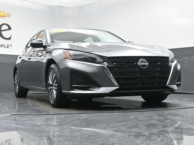 Used 2025 Nissan Altima 2.5 SV AWD/4WD image 3