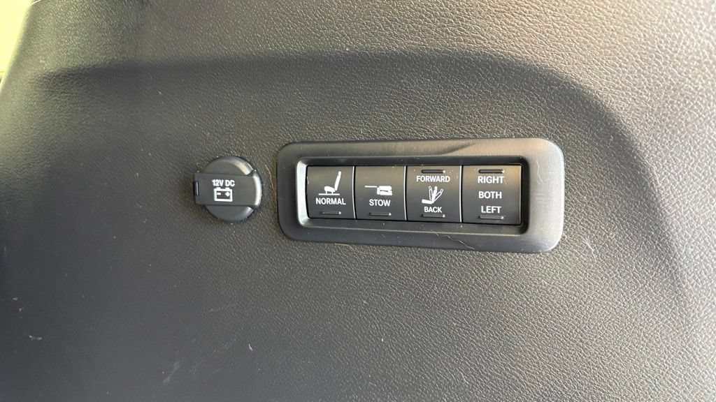 Used 2023 Chrysler Pacifica Limited w/ Uconnect Theater Family Group AWD/4WD image 7