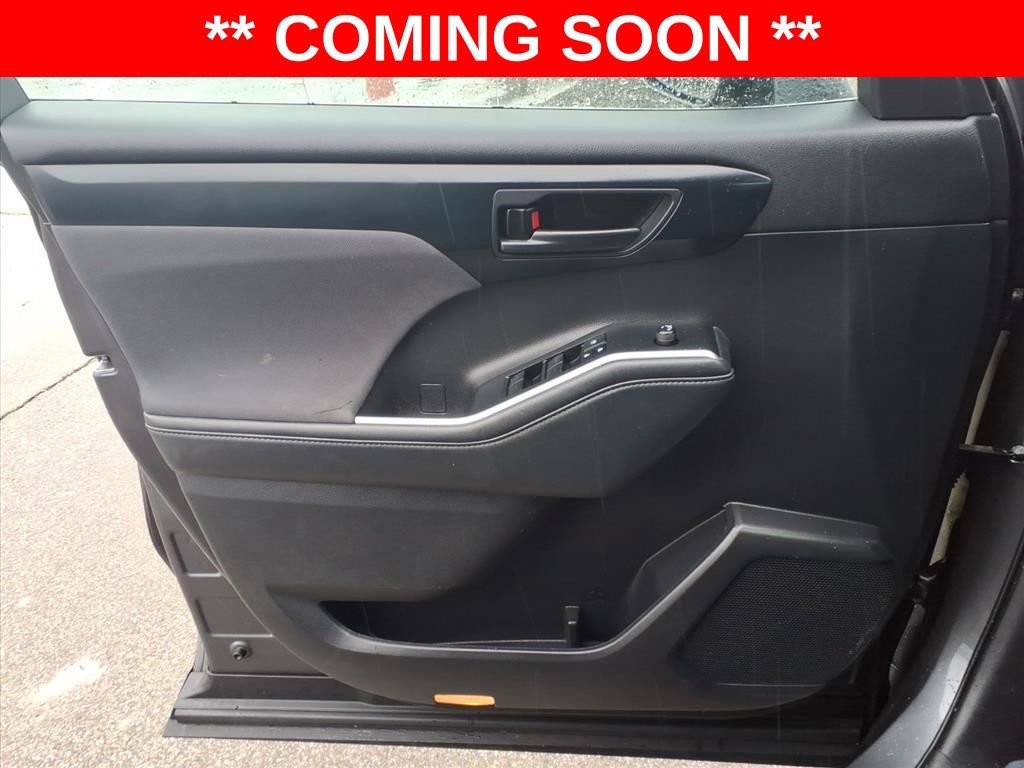 Used 2022 Toyota Highlander L image 11