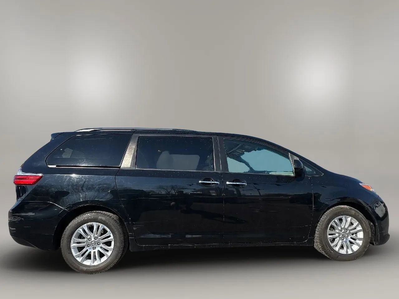 Used 2015 Toyota Sienna XLE image 8