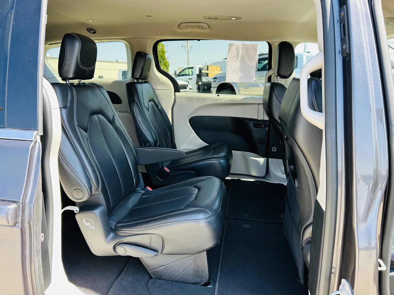 Used 2023 Chrysler Pacifica Touring-L FWD image 30