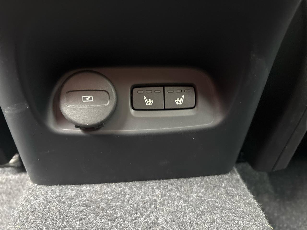 Used 2025 Volvo XC40 B5 Core image 24