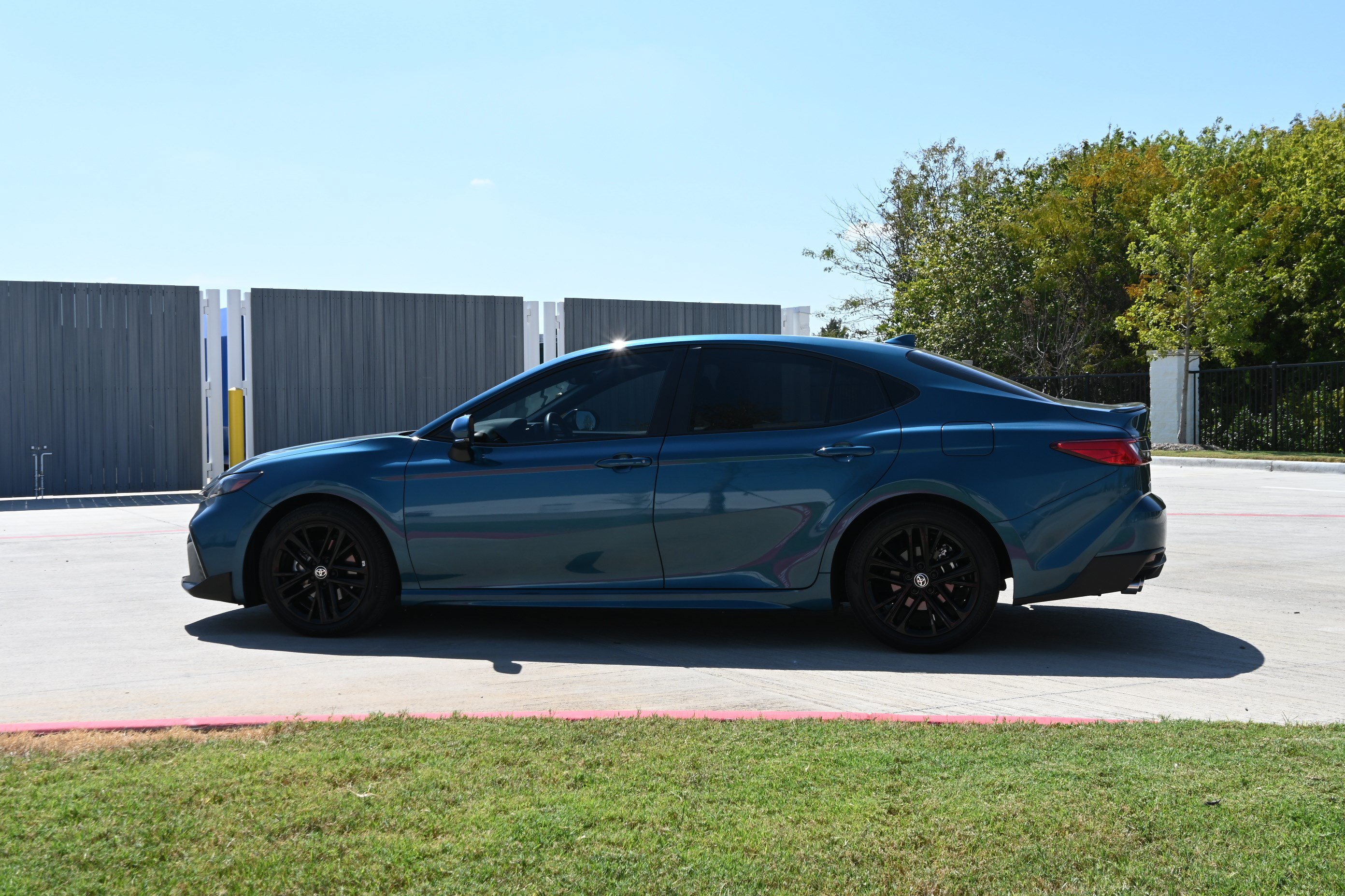 Used 2025 Toyota Camry SE w/ Convenience Package FWD image 6