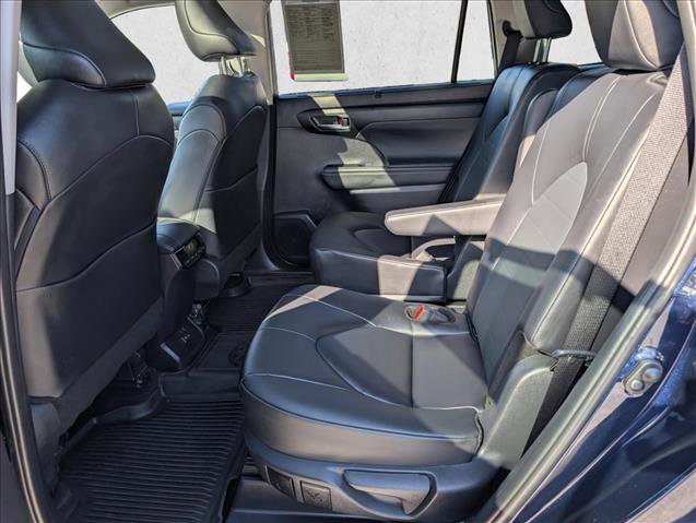 Used 2025 Toyota Highlander XLE image 18
