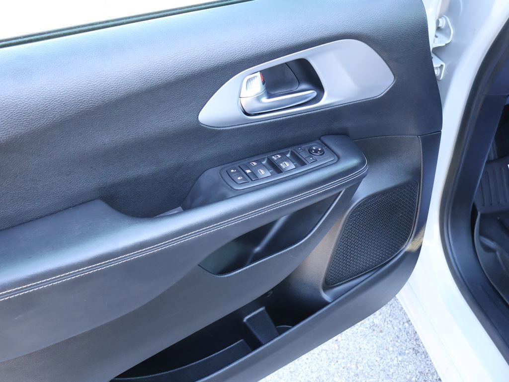 Used 2020 Chrysler Pacifica Touring w/ S Appearance Package image 17