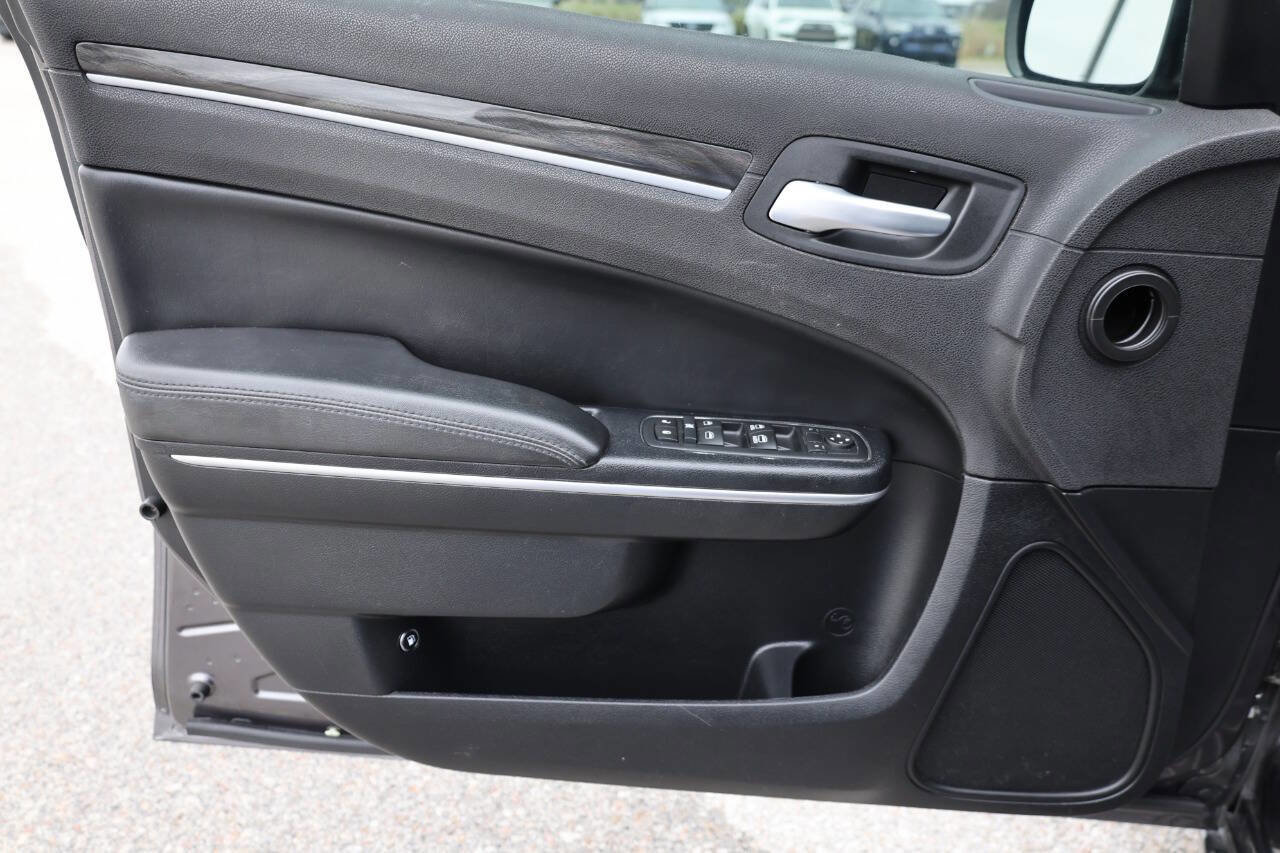 Used 2017 Chrysler 300 Limited w/ Value Package image 12