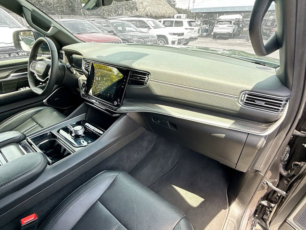 Used 2023 Jeep Wagoneer L Series II AWD/4WD image 34