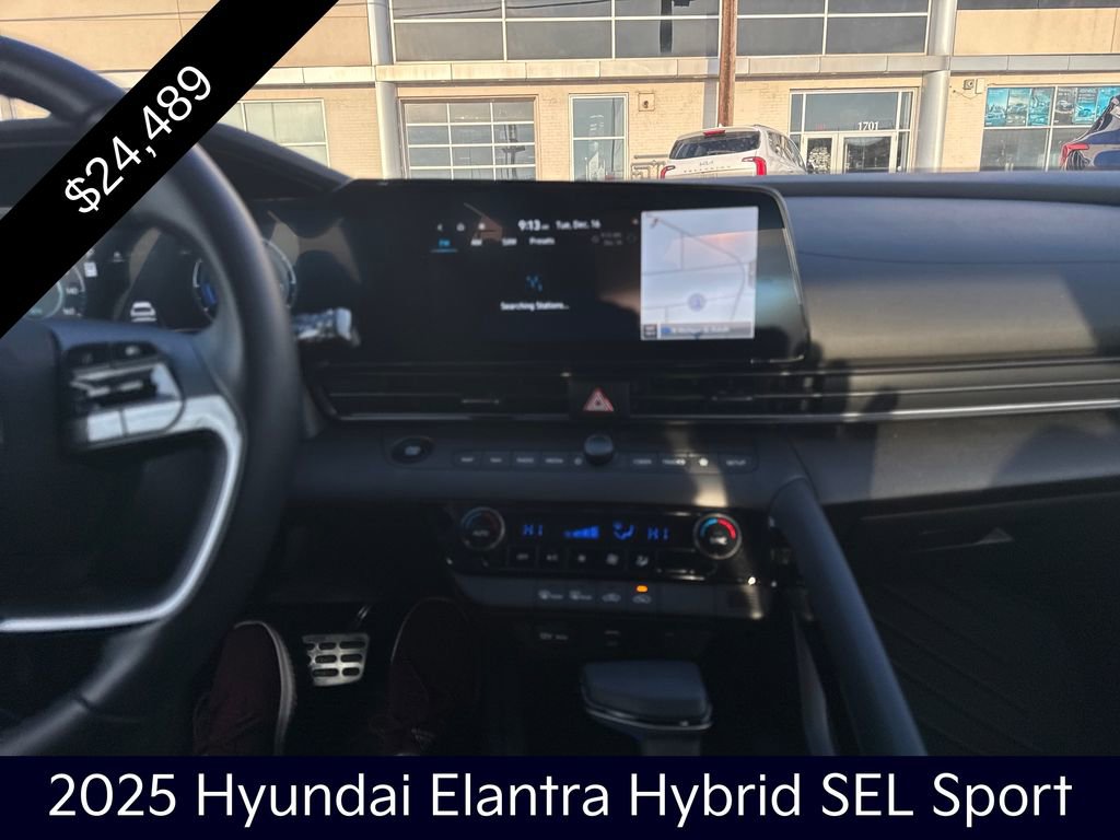 Used 2025 Hyundai Elantra SEL image 17