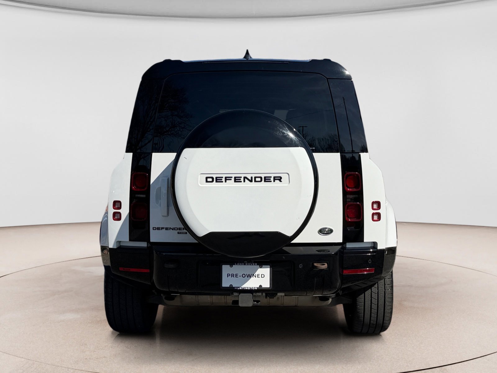Used 2023 Land Rover Defender 110 X-Dynamic SE image 4