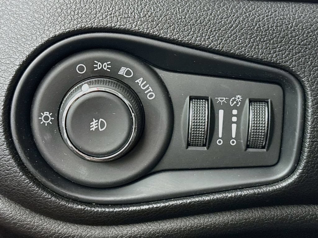 Used 2018 Jeep Renegade Trailhawk AWD/4WD image 11