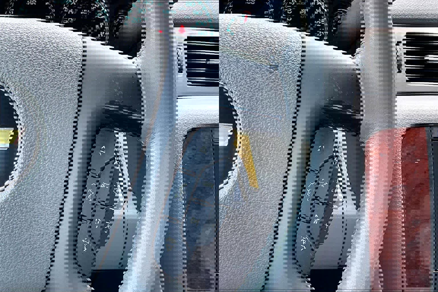 Used 2010 Chevrolet Suburban LT image 24