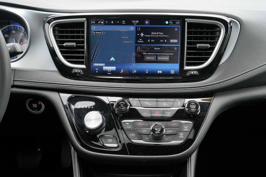 Used 2025 Chrysler Pacifica Limited FWD image 29