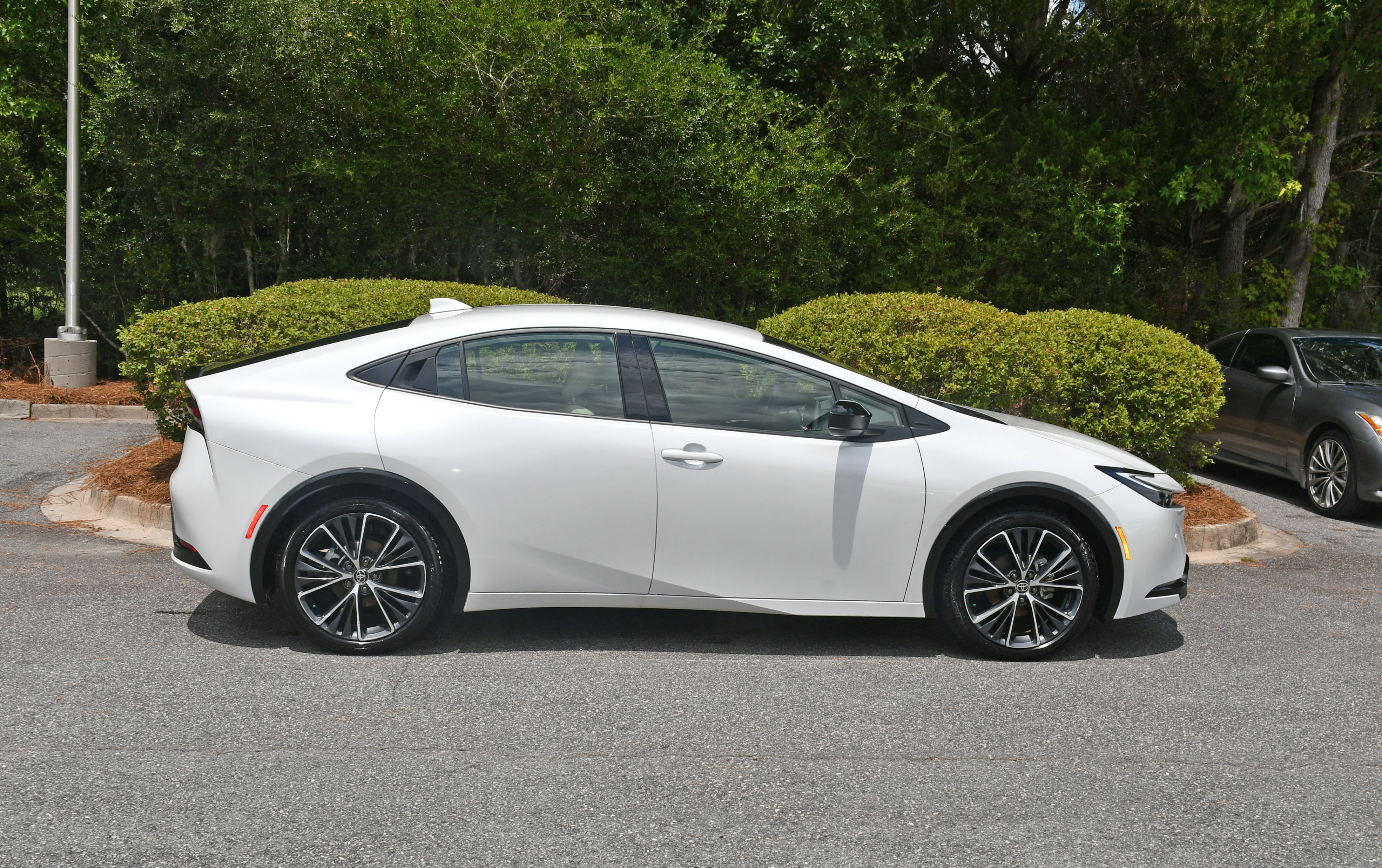 Used 2025 Toyota Prius XLE FWD image 5