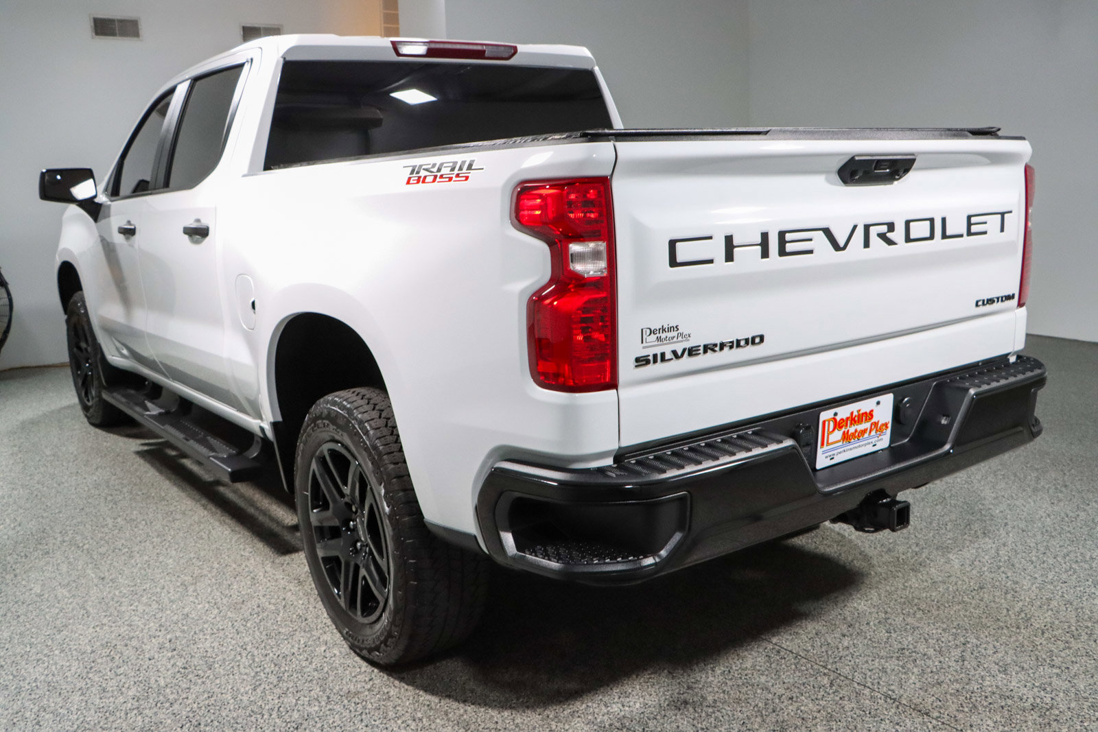 Used 2023 Chevrolet Silverado 1500 Custom Trail Boss w/ LPO, Dark Essentials Package AWD/4WD image 9