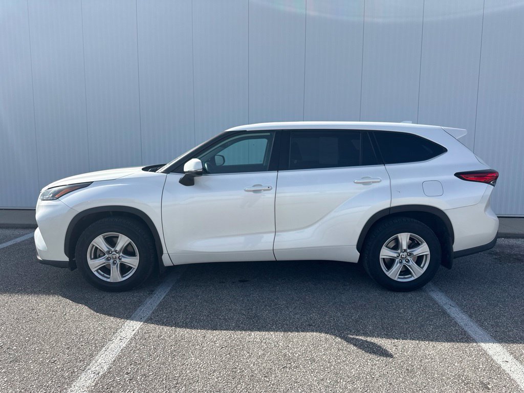 Used 2021 Toyota Highlander LE AWD/4WD image 3
