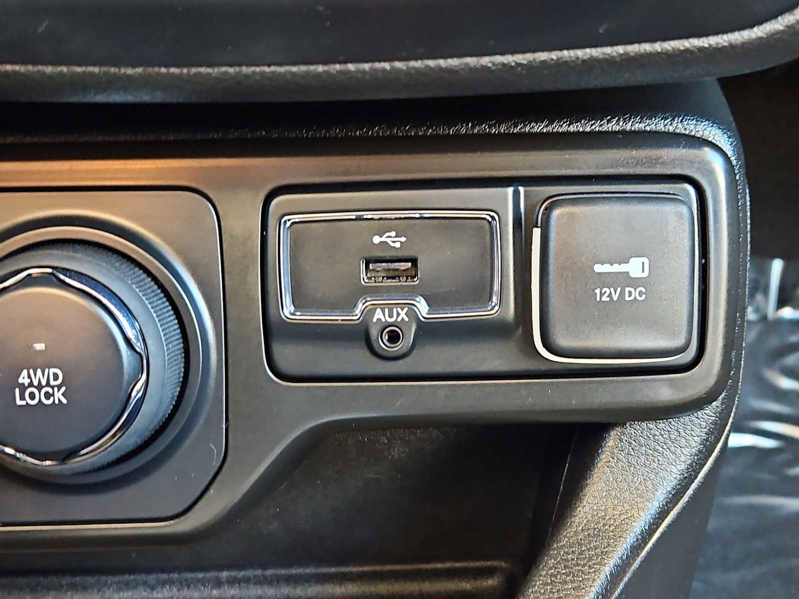 Used 2022 Jeep Renegade Latitude w/ Convenience Group AWD/4WD image 18