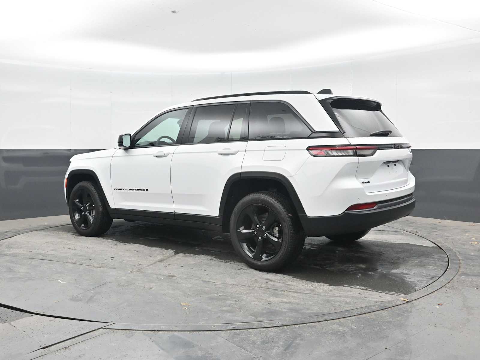 Used 2026 Jeep Grand Cherokee Limited w/ Limited Altitude Package AWD/4WD image 2