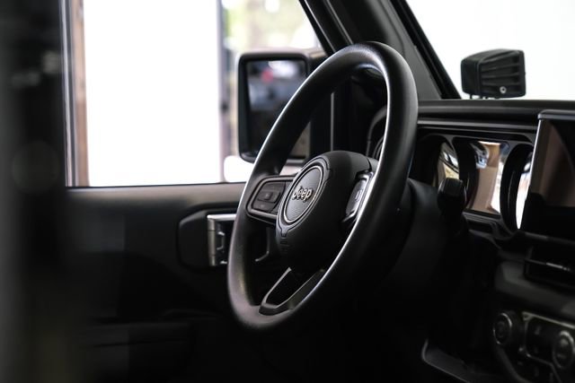 Used 2025 Jeep Gladiator Sport AWD/4WD image 29