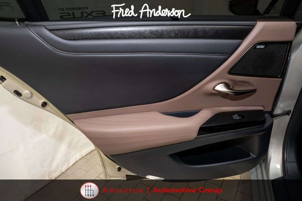 Used 2022 Lexus ES 300h Ultra Luxury w/ Accessory Package 2 FWD image 11
