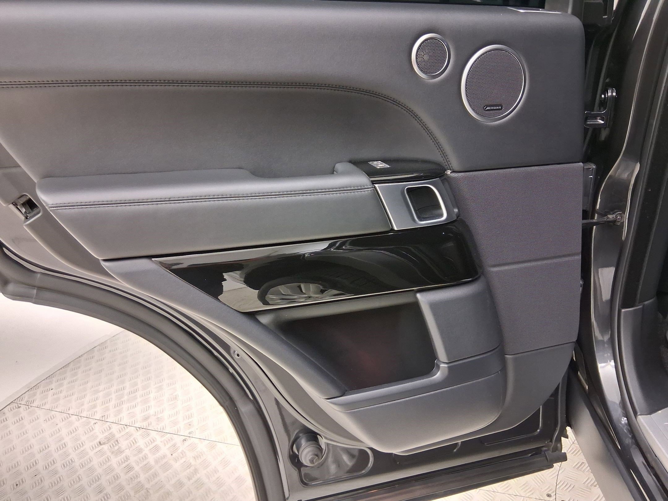 Used 2015 Land Rover Range Rover Supercharged image 11