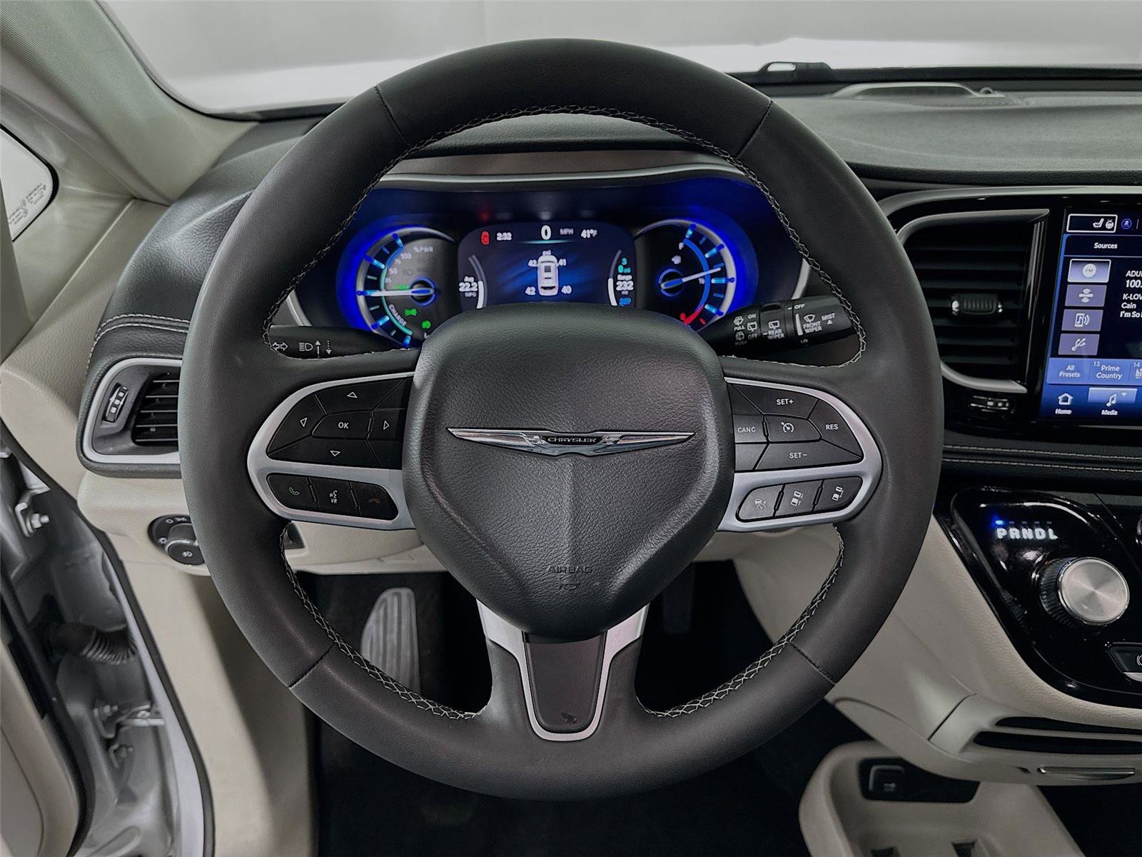 Used 2024 Chrysler Pacifica Select image 18