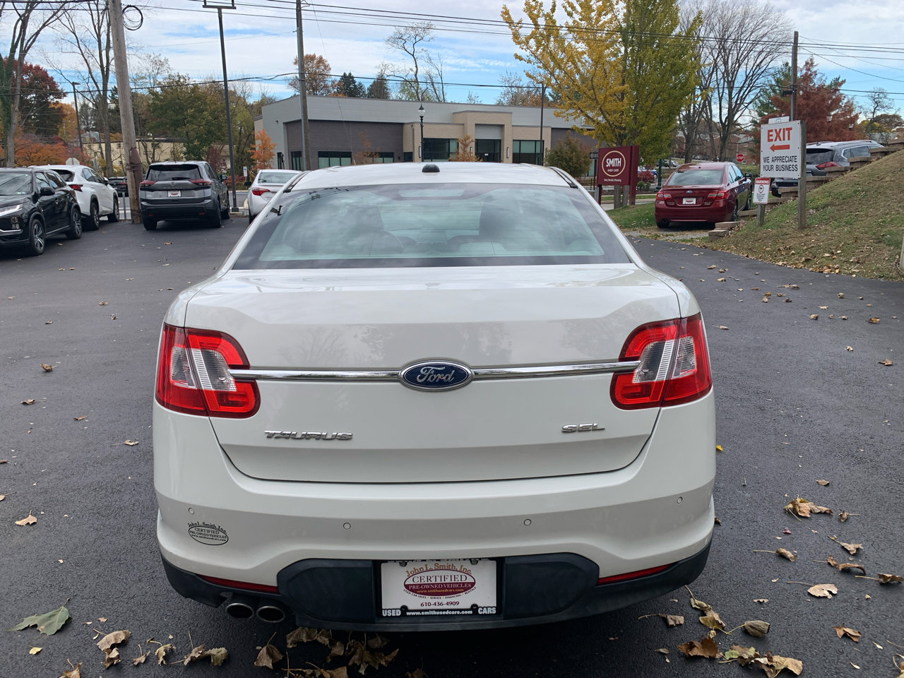 Used 2010 Ford Taurus SEL image 4