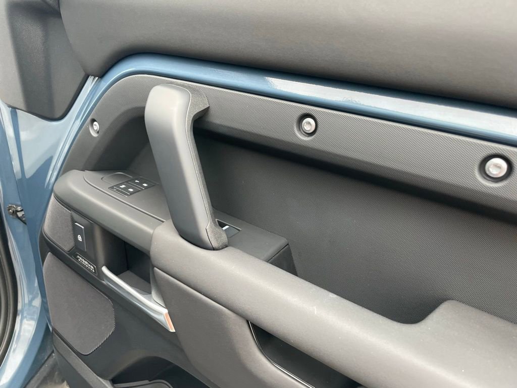 Used 2025 Land Rover Defender 110 X-Dynamic SE image 30