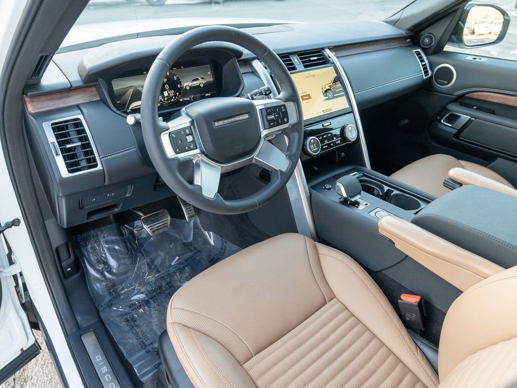 Used 2024 Land Rover Discovery Dynamic SE image 12