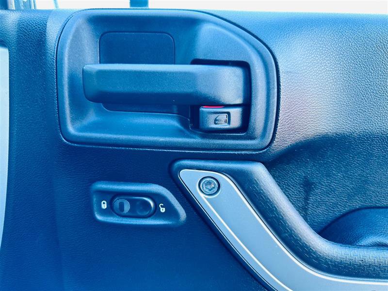 Used 2012 Jeep Wrangler Unlimited Rubicon w/ Max Tow Pkg image 17