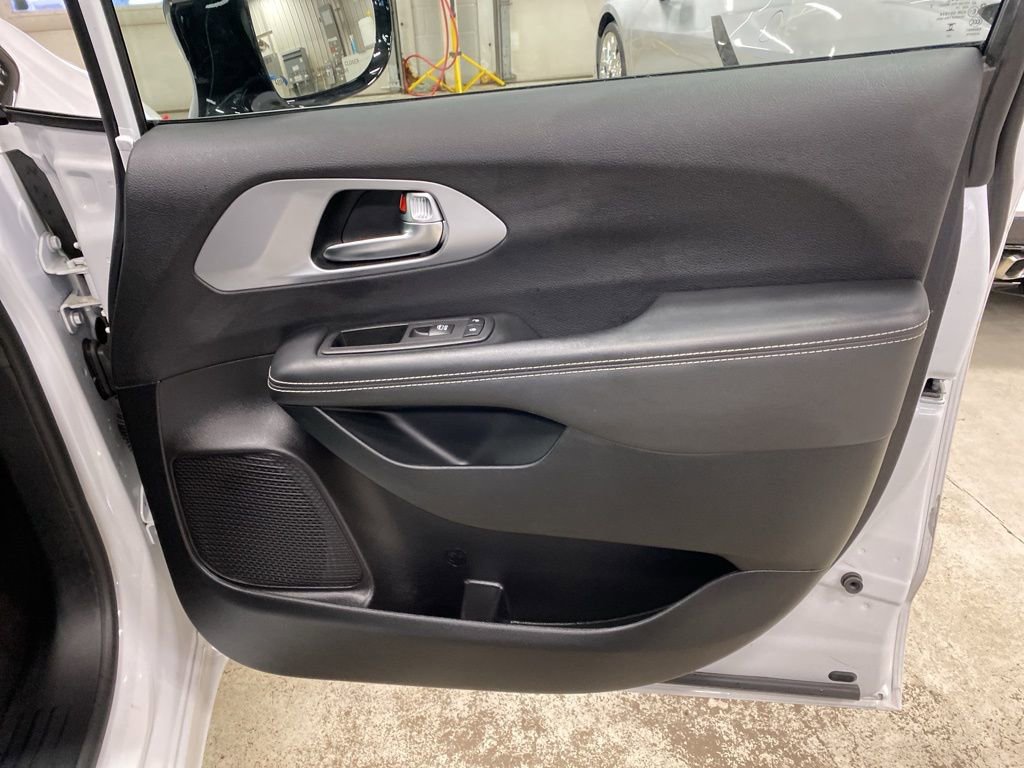 Used 2025 Chrysler Pacifica Limited image 30
