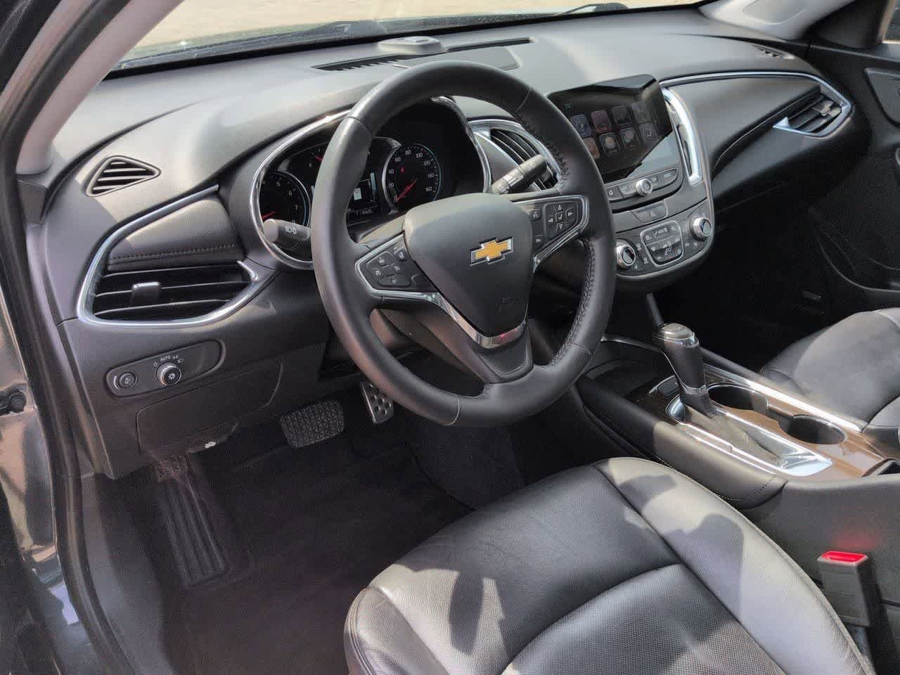 Used 2017 Chevrolet Malibu Premier FWD image 2