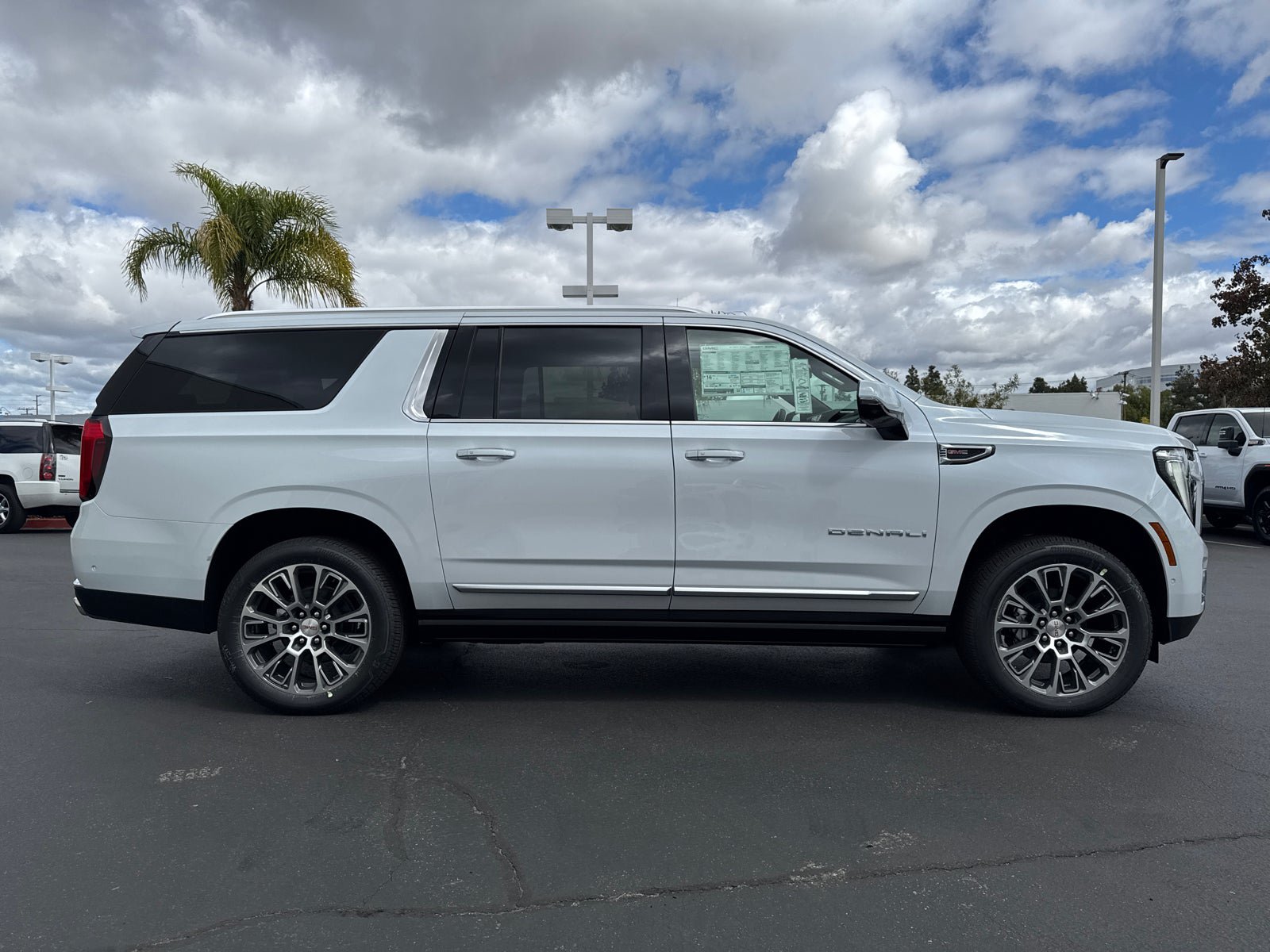 Used 2026 GMC Yukon XL Denali w/ Denali Reserve Package AWD/4WD image 7