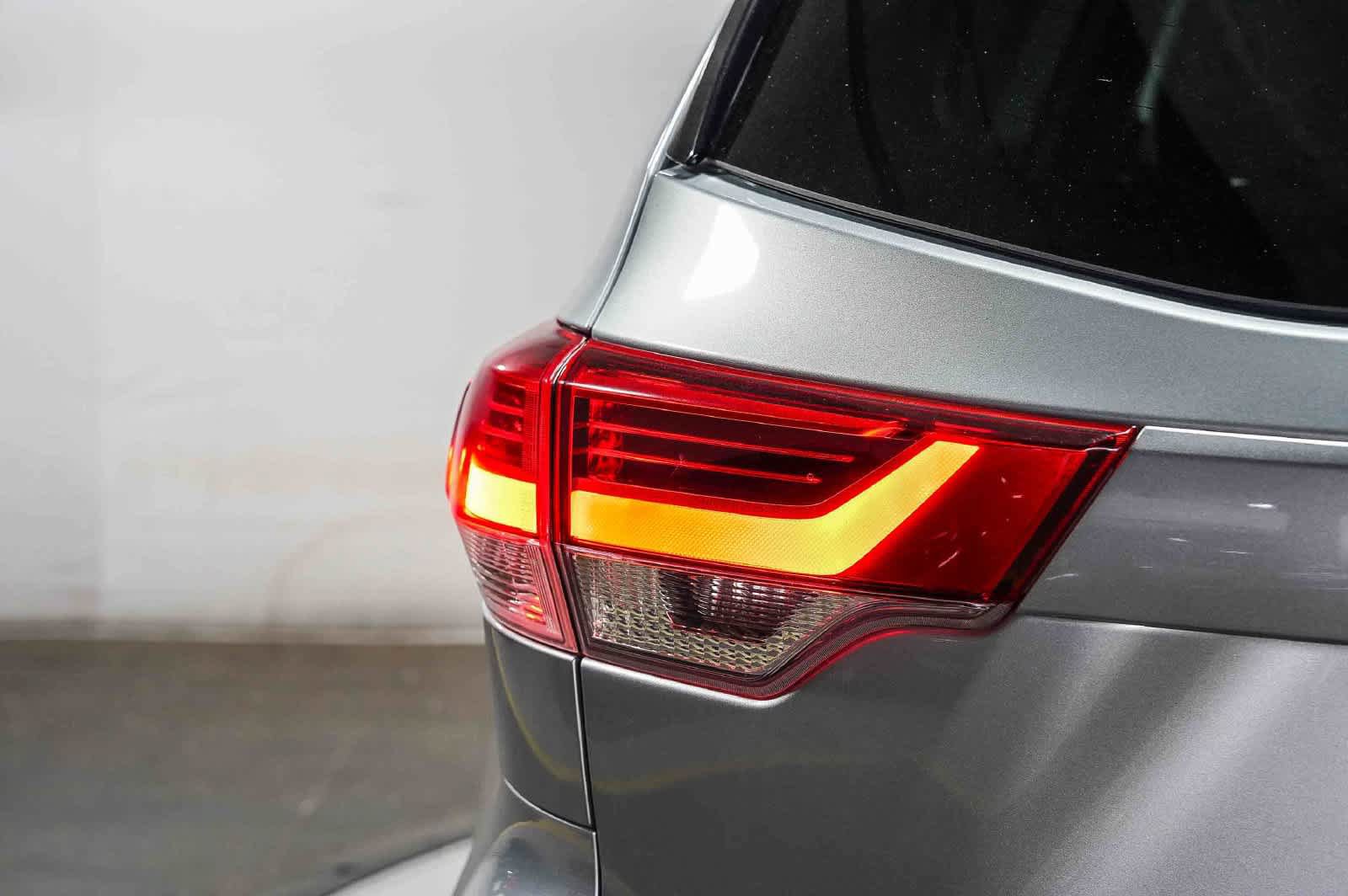 Certified 2019 Toyota Highlander Plus FWD image 11