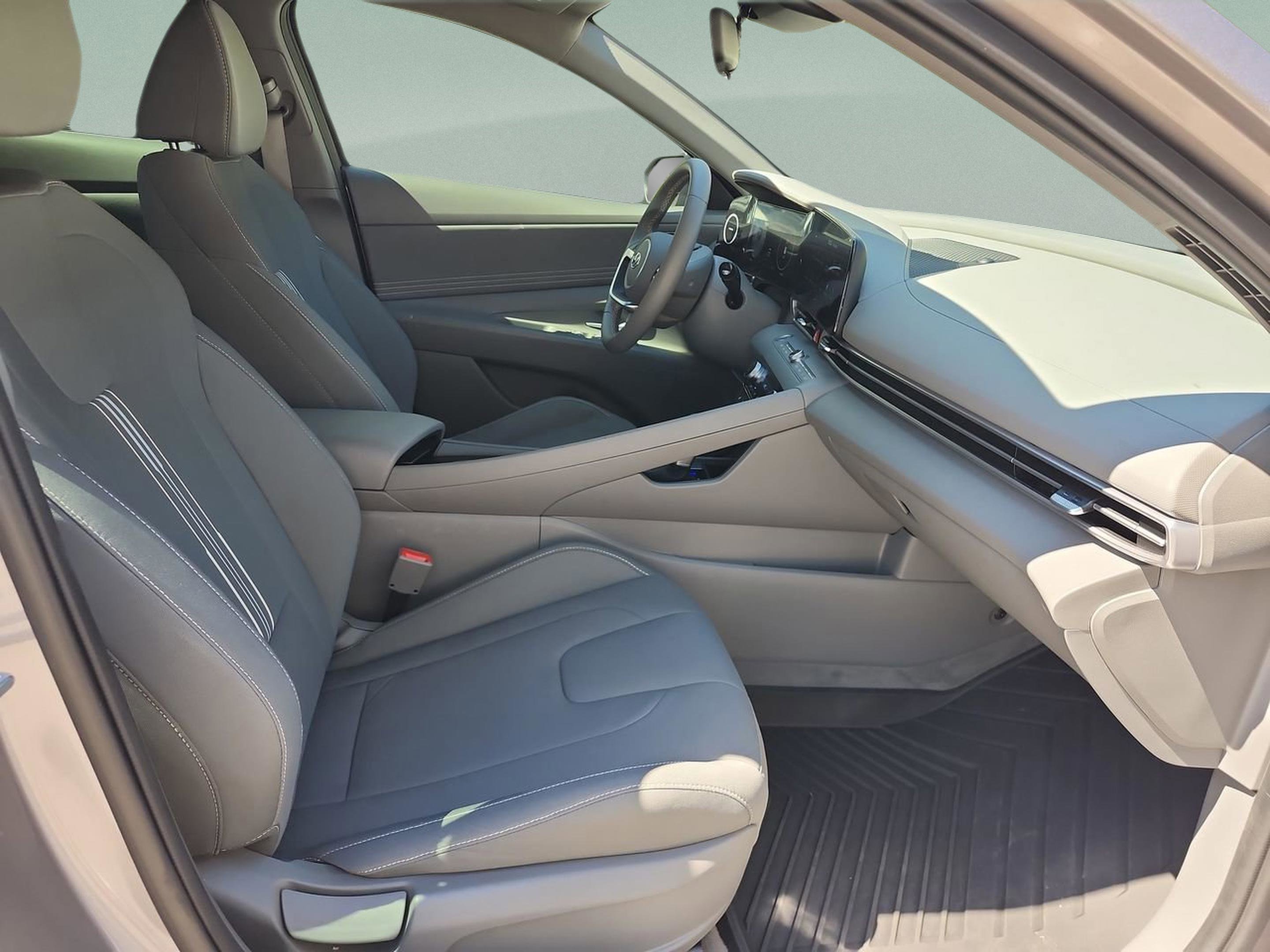 Used 2023 Hyundai Elantra SEL w/ Convenience Package image 16