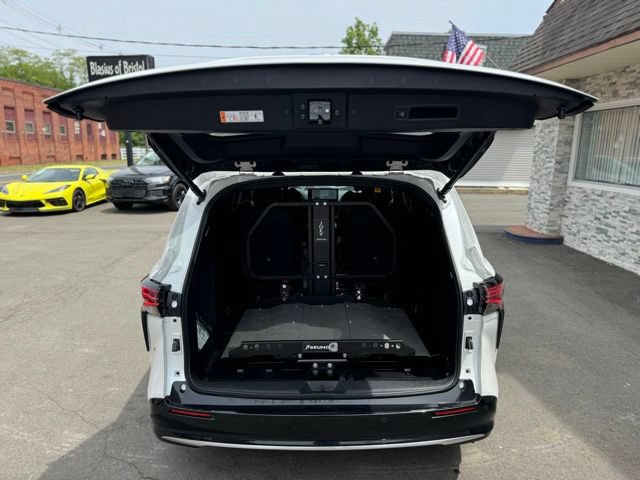 Used 2025 Toyota Sienna Platinum AWD/4WD image 7