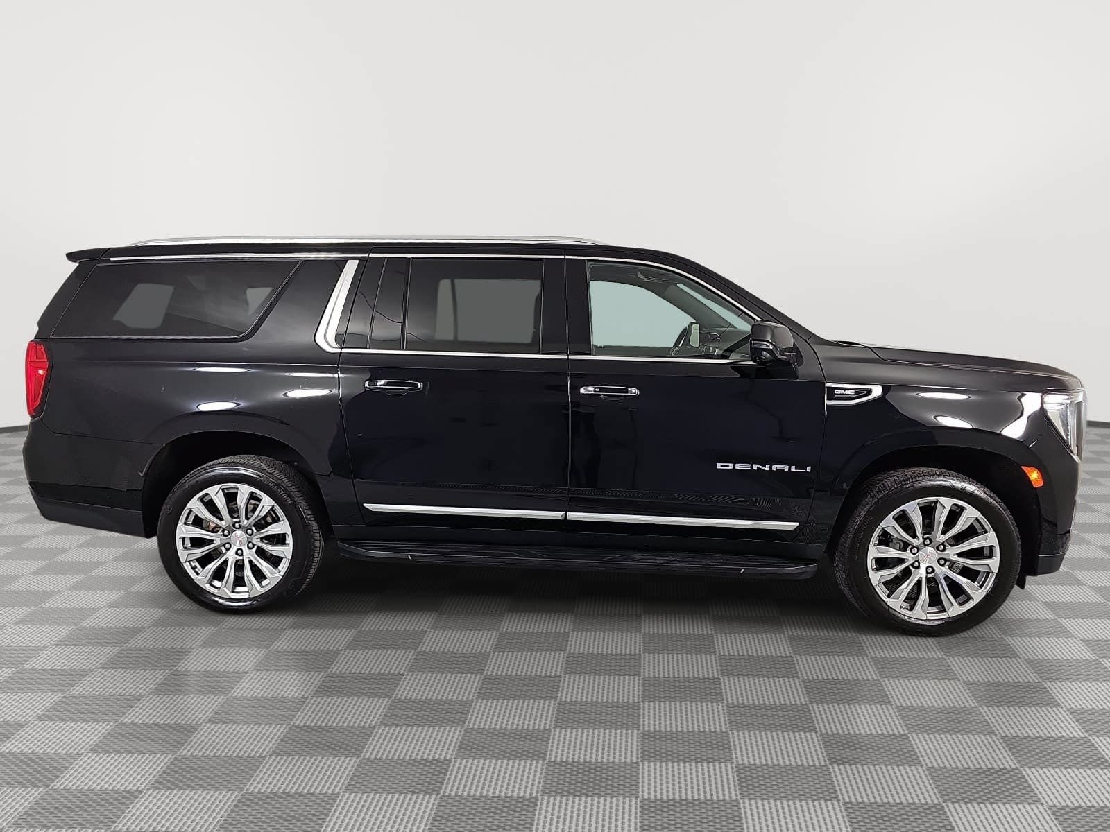 Used 2023 GMC Yukon XL Denali AWD/4WD image 9