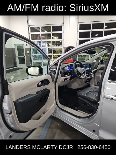 Used 2024 Chrysler Pacifica Touring-L image 12