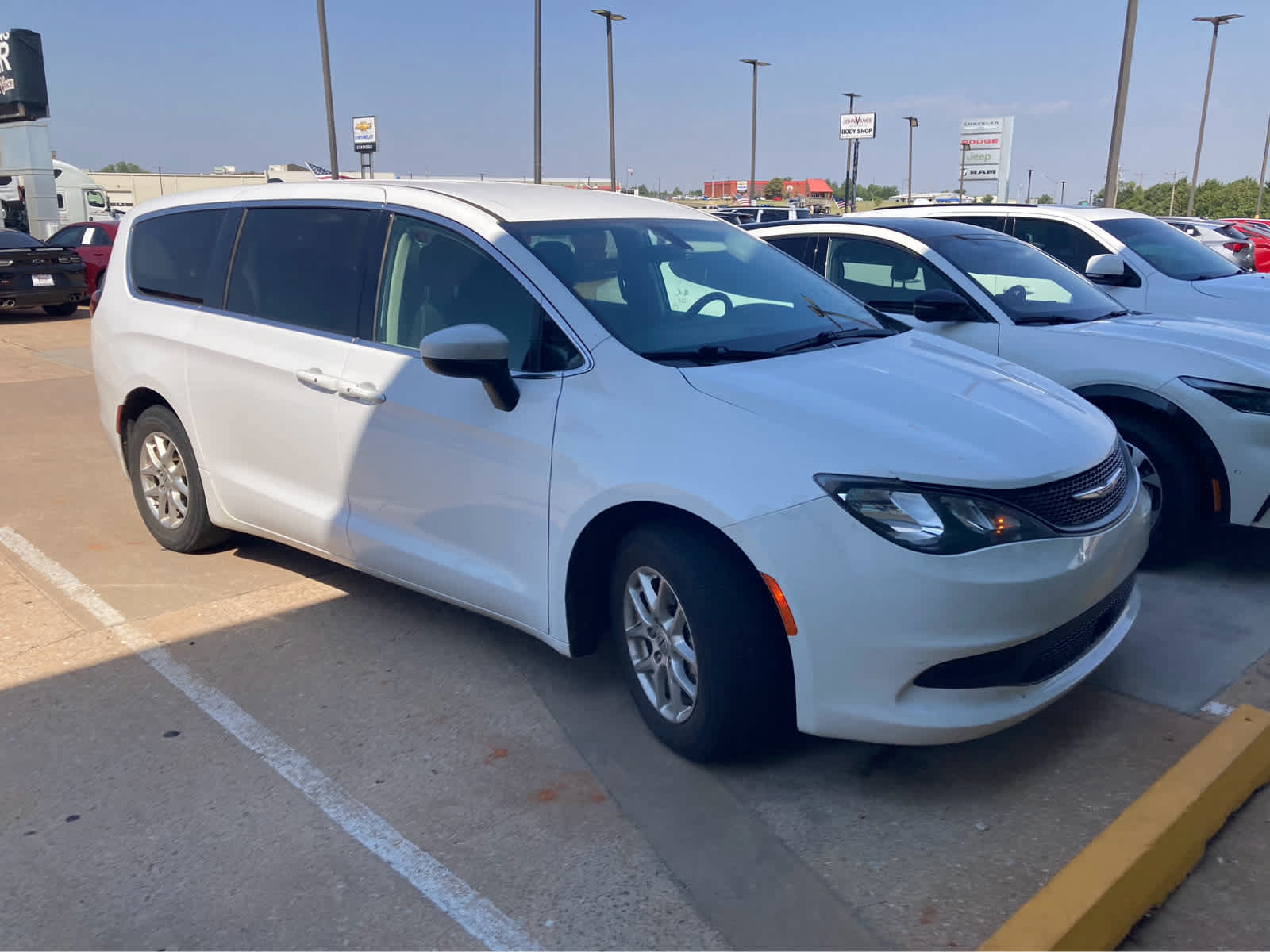 Used 2022 Chrysler Voyager LX FWD image 9