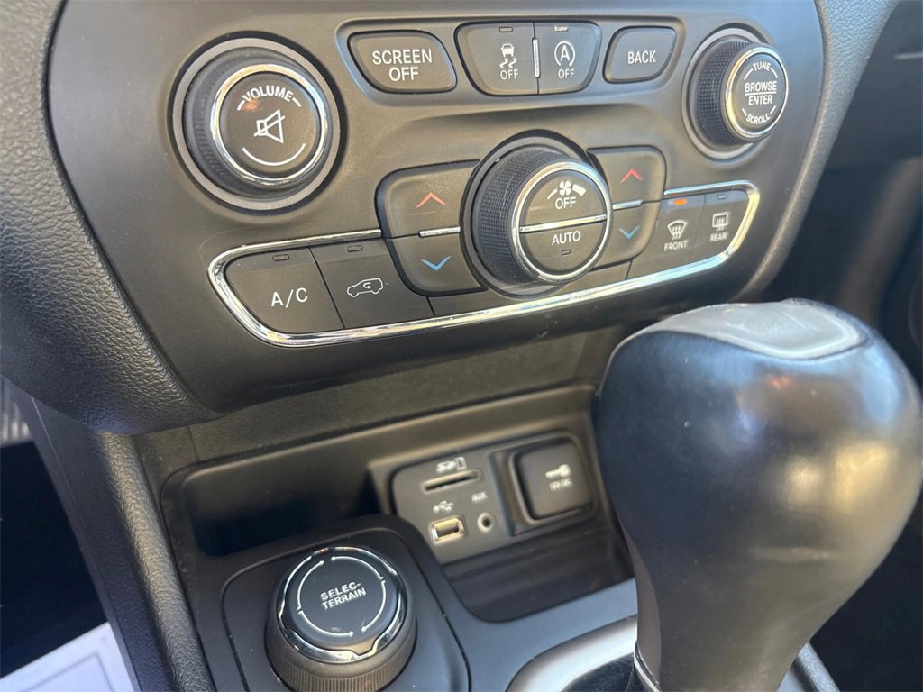 Used 2018 Jeep Cherokee Limited image 22